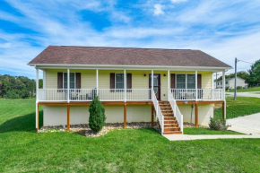 Charming Shenandoah Retreat with Deck and Grill!